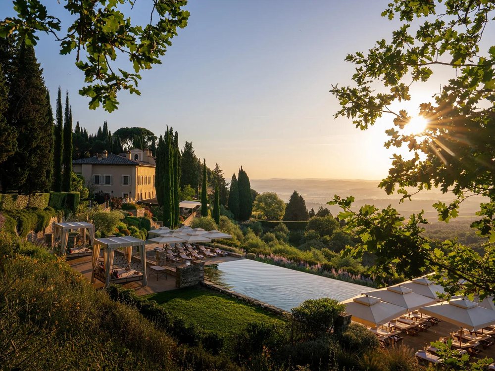 La piscine du borgo de Castiglion del Bosco au lever du soleil, entre cyprès et collines de Montalcino