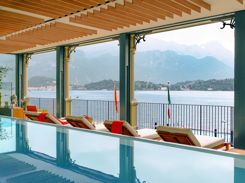 La piscine à débordement du T Spa du Grand Hotel Tremezzo, sous une verrière, face au lac de Côme et aux montagnes