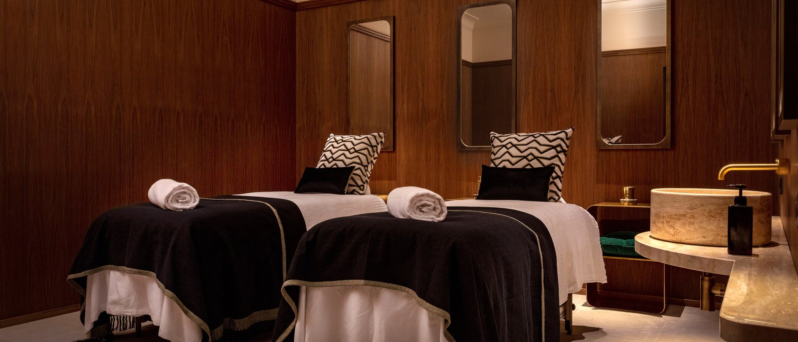 La cabine de soin en duo du Spa Shiseido, ses deux tables de massage et ses murs de bois