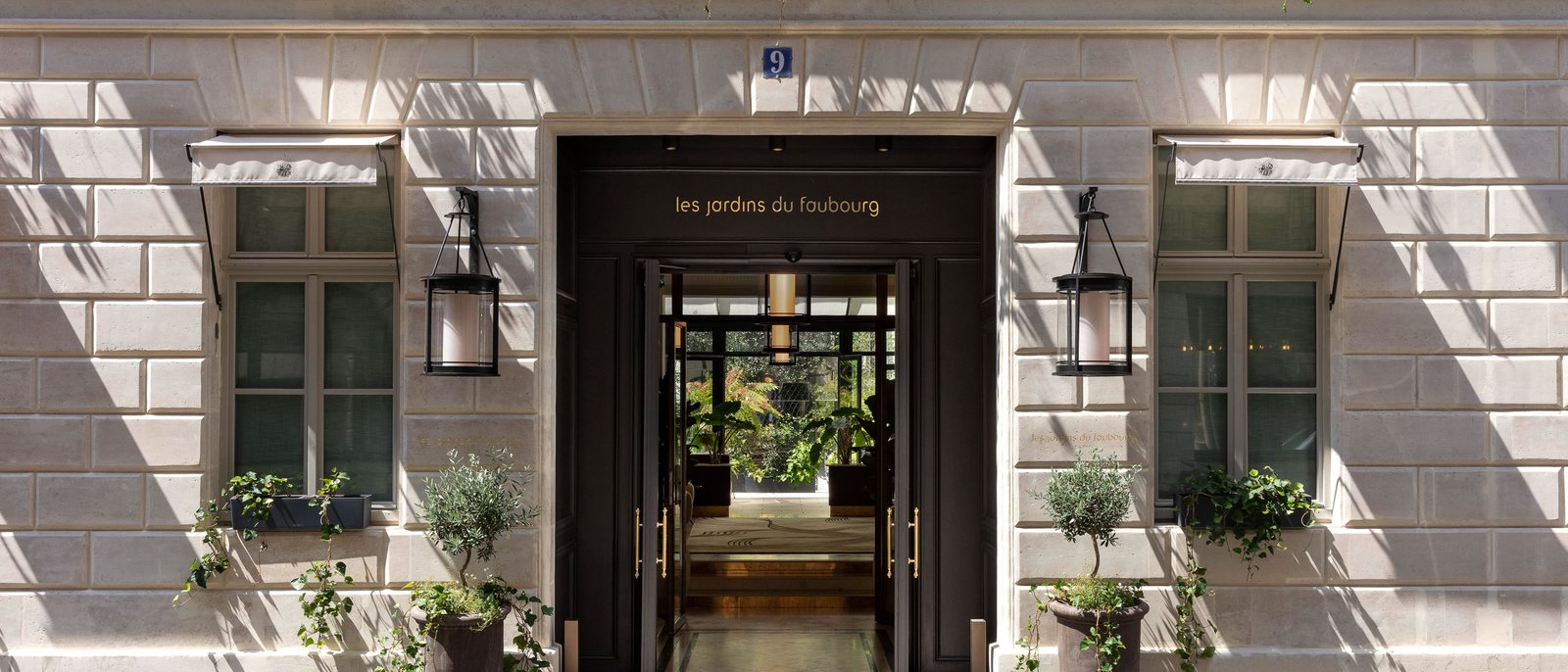 La façade des Jardins du Faubourg, rue d'Aguesseau, sa porte cochère ouverte sur le jardin intérieur