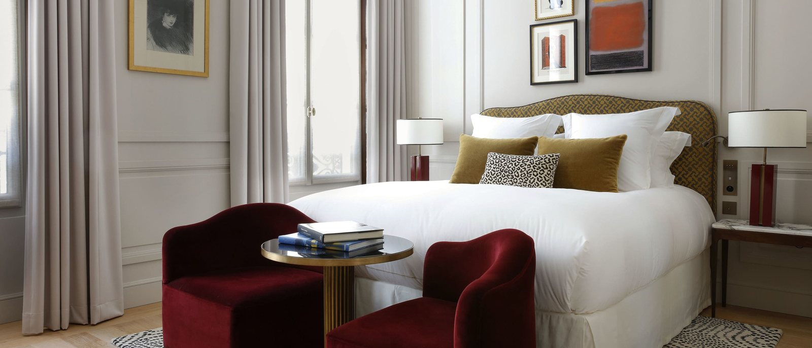 Une chambre Parisienne des Jardins du Faubourg, ses fauteuils de velours rouge, ses moulures et ses tableaux