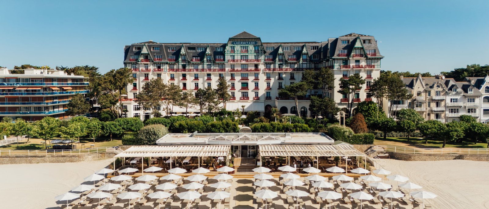 L'Hôtel Barrière L'Hermitage vu du ciel, sa façade face à la baie de La Baule et la plage de sable fin