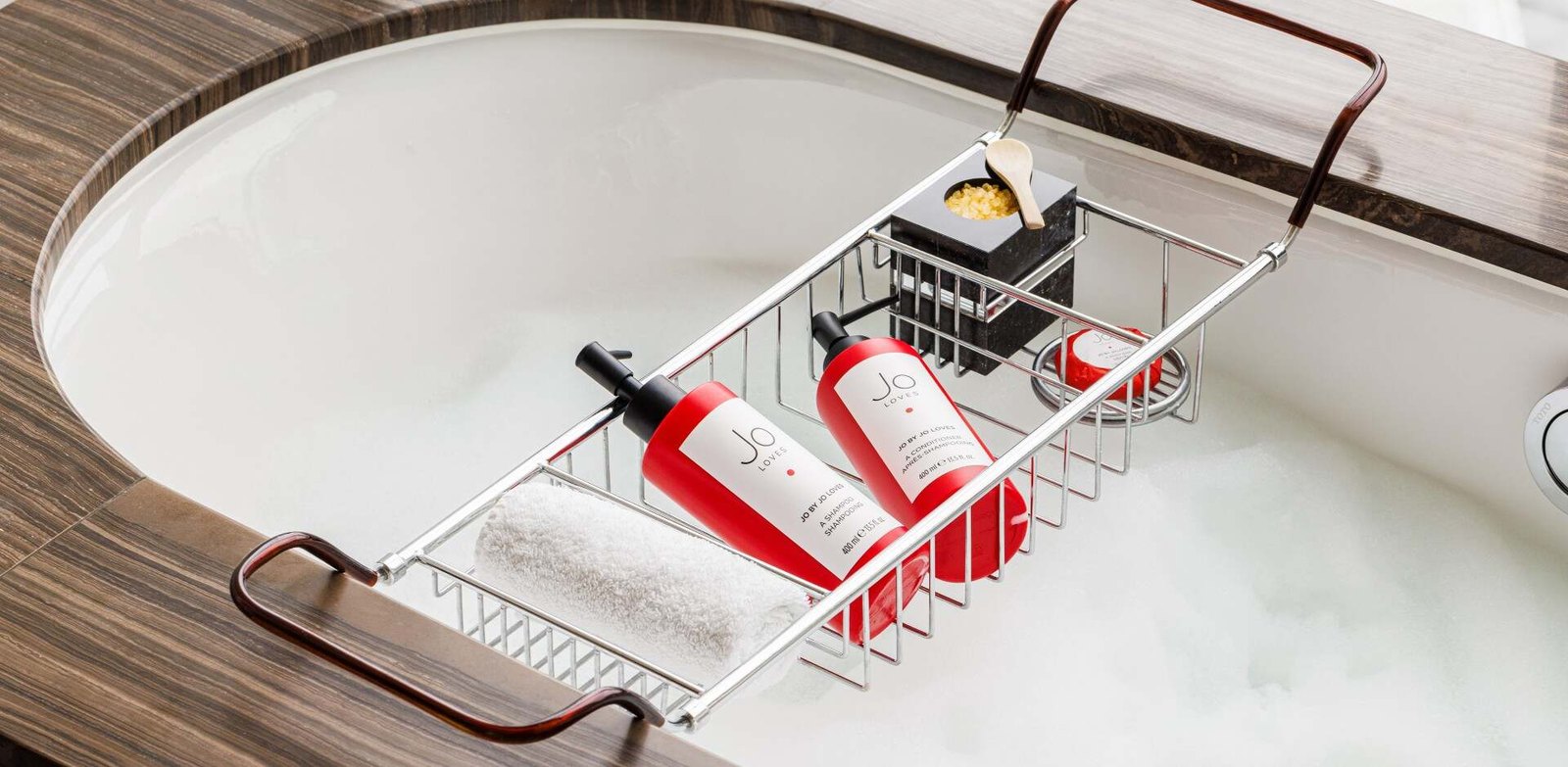 Baignoire d'une chambre du Shangri-La The Shard avec pont de bain et produits Jo Loves