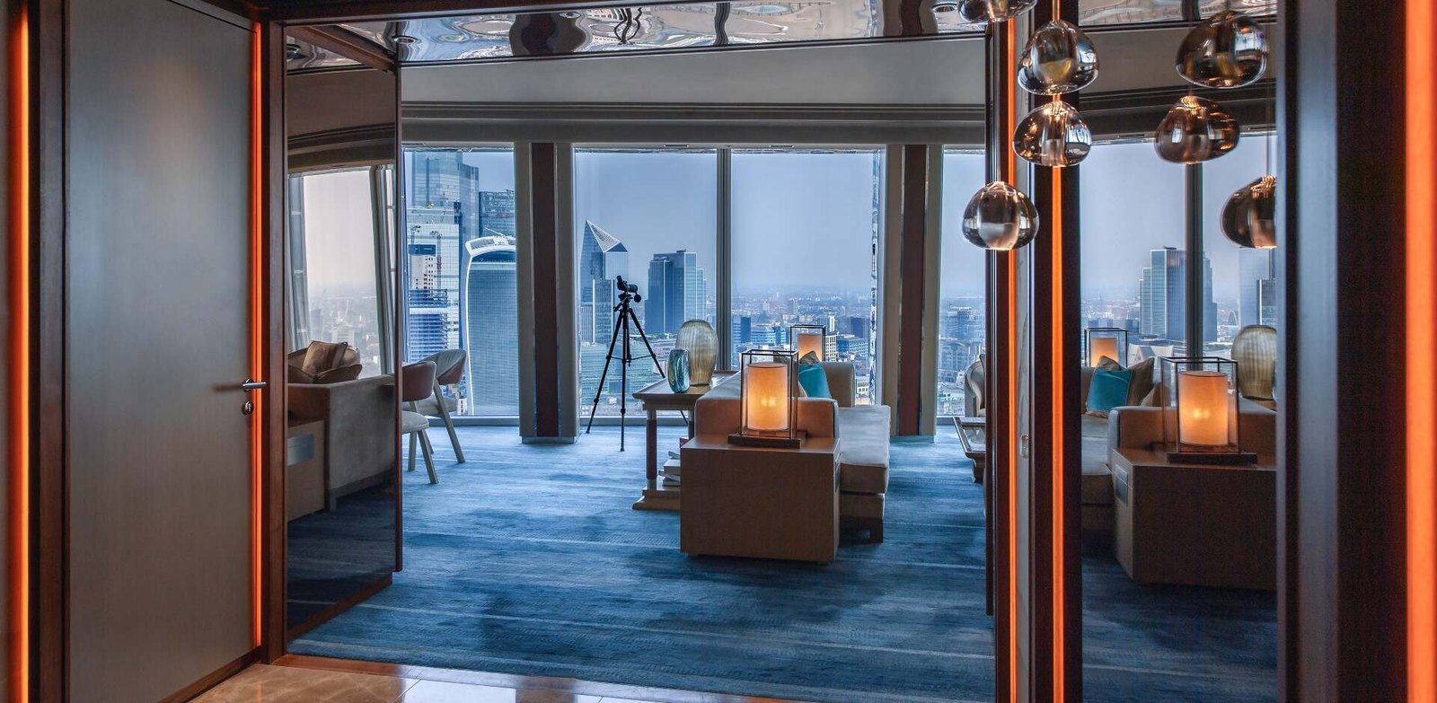 Salon de la Westminster Suite du Shangri-La The Shard, longue-vue devant les baies vitrées sur la City