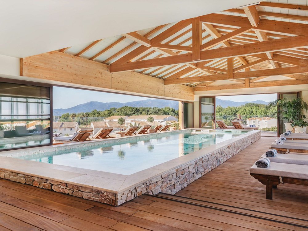 La piscine couverte du spa marin, sous sa charpente de bois, ses baies ouvertes sur les Albères