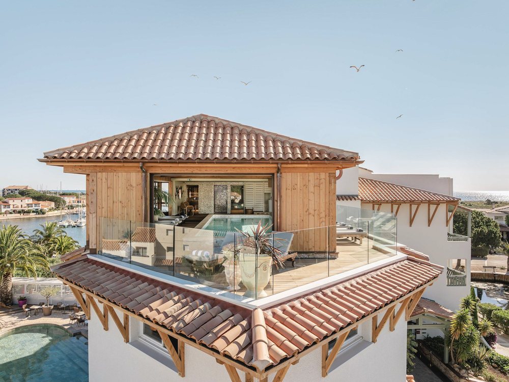 Le pavillon de bois du spa marin posé sur le toit de l'hôtel, entre la lagune et la mer