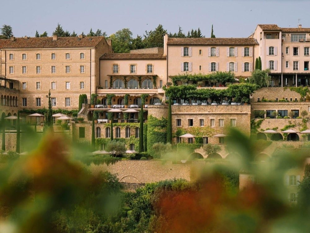 La Bastide d'Airelles accrochée au village de Gordes, ses terrasses et ses jardins au-dessus de la vallée