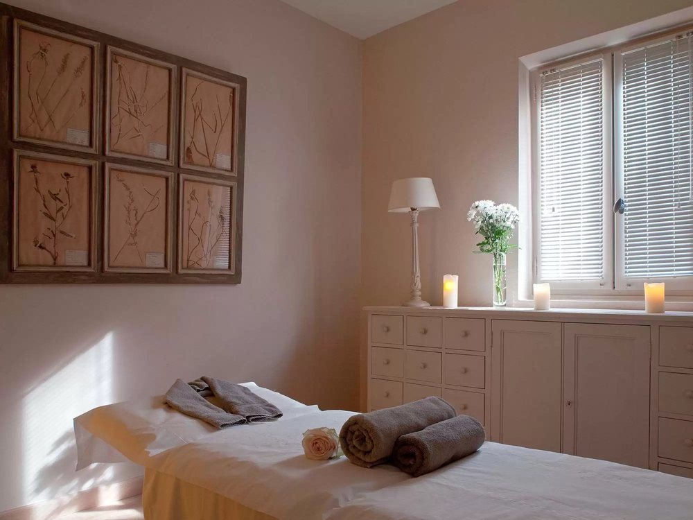 Une cabine de soin du spa des Bories, à Gordes, ses herbiers encadrés et ses linges pliés