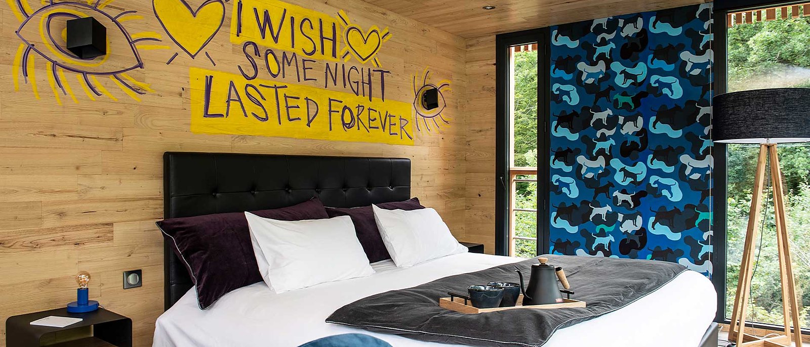 L'intérieur d'un lodge d'artiste de Loire Valley Lodges, sa fresque murale et ses tissus imprimés