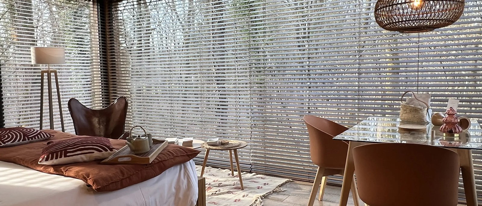 Un lodge de Loire Valley Lodges, ses stores de bambou et sa lumière filtrée