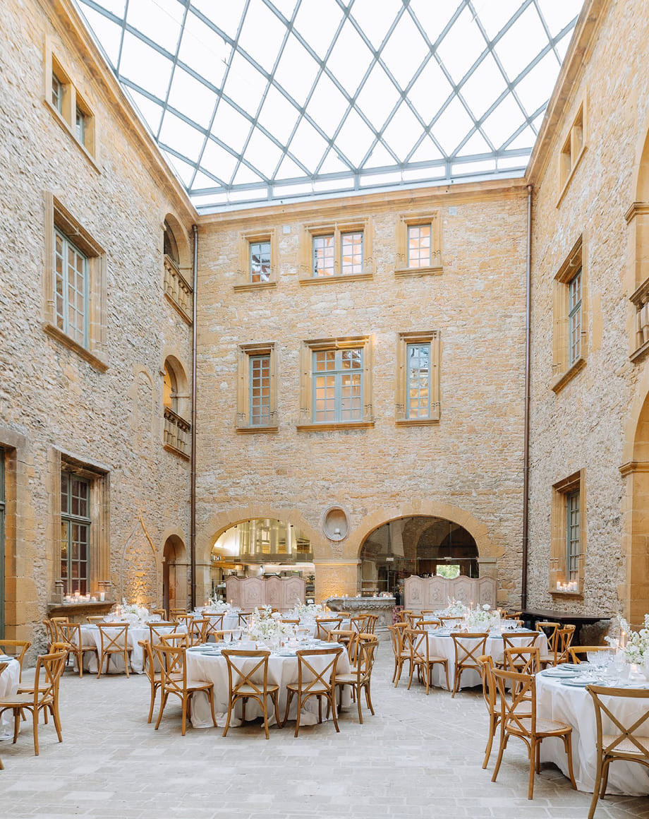 La cour intérieure sous verrière du Château de Bagnols, dressée pour le dîner