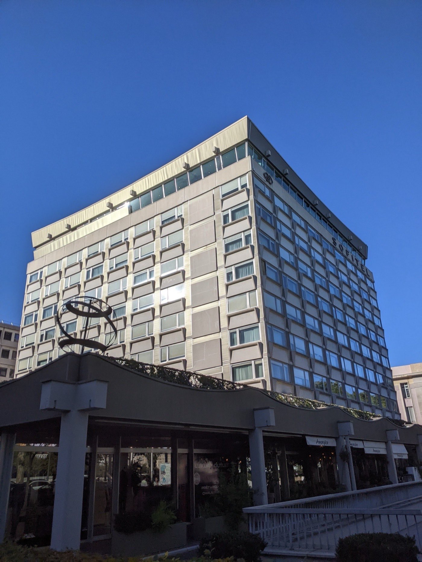 La façade du Sofitel Lyon Bellecour au bord du Rhône