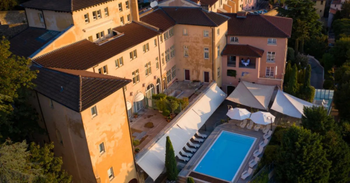 Vue aérienne de la Villa Florentine à Lyon, sa façade ocre, sa terrasse et sa piscine extérieure