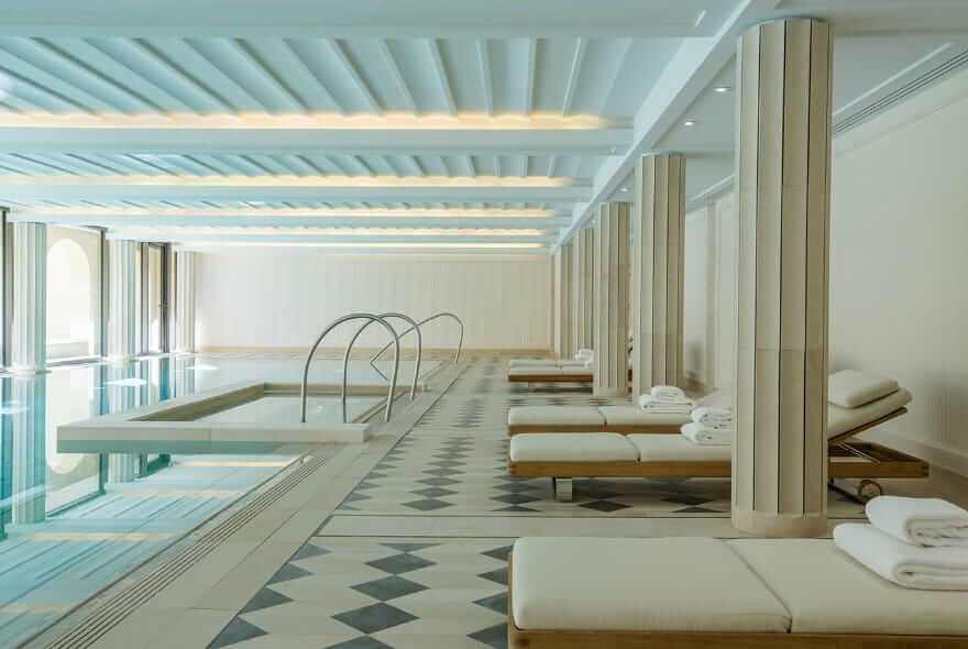 La piscine couverte de 20 mètres des Thermes de la Villa Maïa, entre colonnes claires et transats