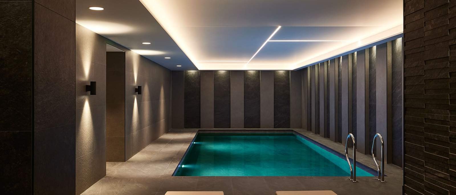 La piscine intérieure du spa du Domaine du Liziec et son plafond lumineux