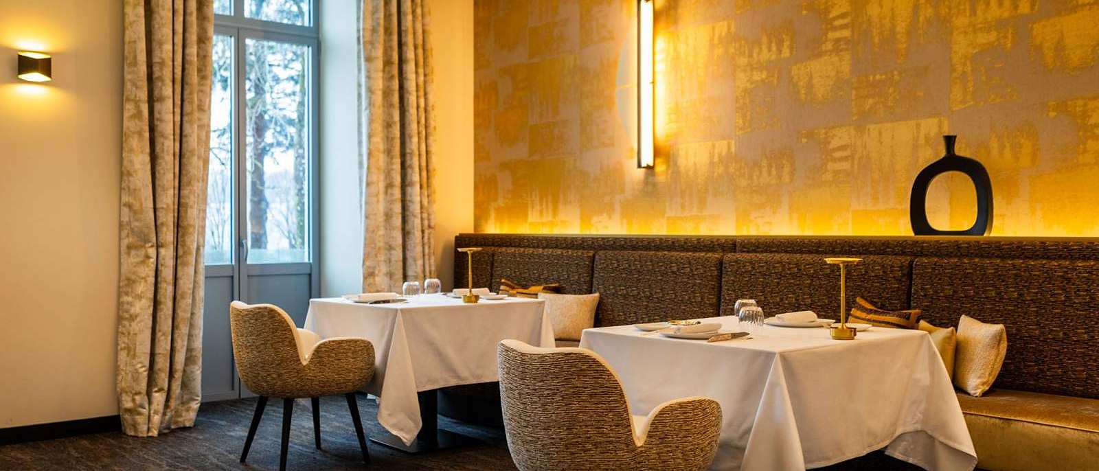 La salle de La Table du Liziec, ses tons chauds et ses reflets dorés