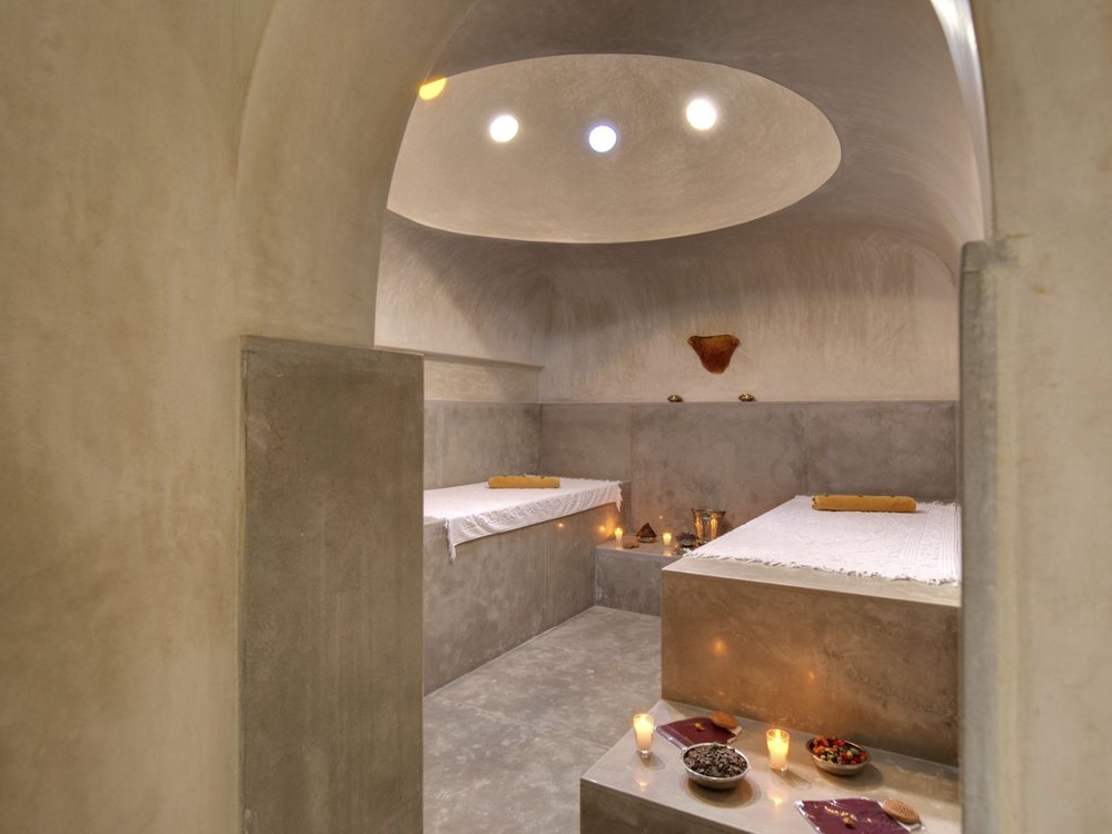Le hammam des Jardins de la Médina, sa coupole percée de lumières et ses deux tables de gommage