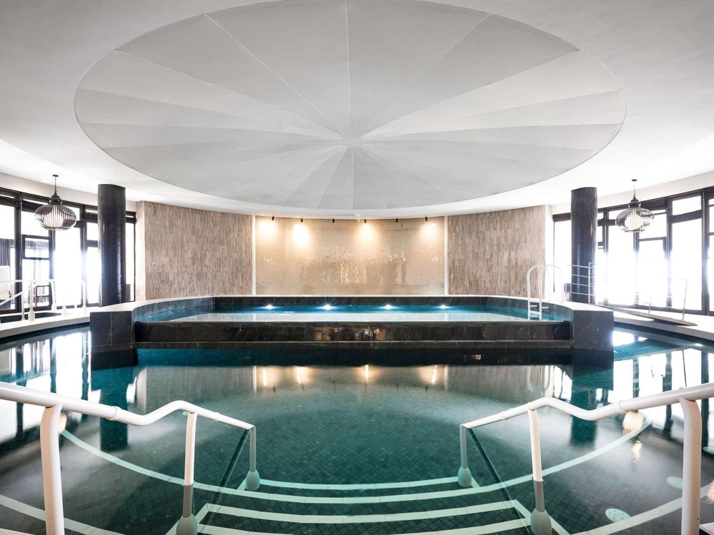 Le bassin intérieur du parcours marin du Sofitel Agadir Thalassa, sous un grand plafond rond