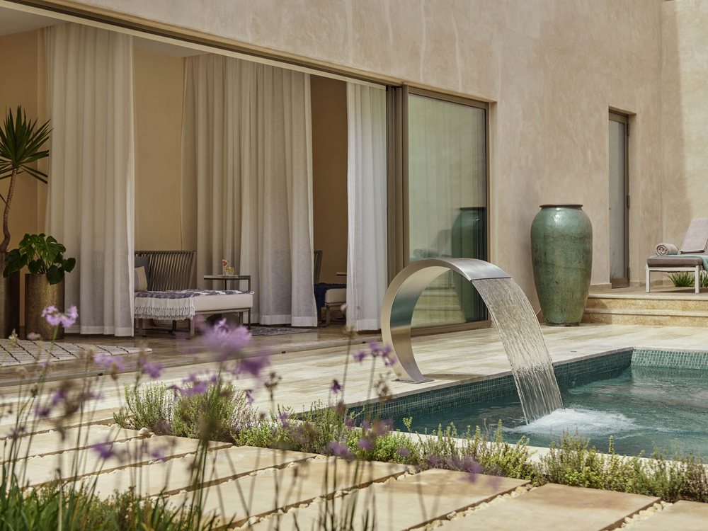 Le bassin extérieur du spa du Fairmont Taghazout Bay, ses cols de cygne et ses grands rideaux blancs