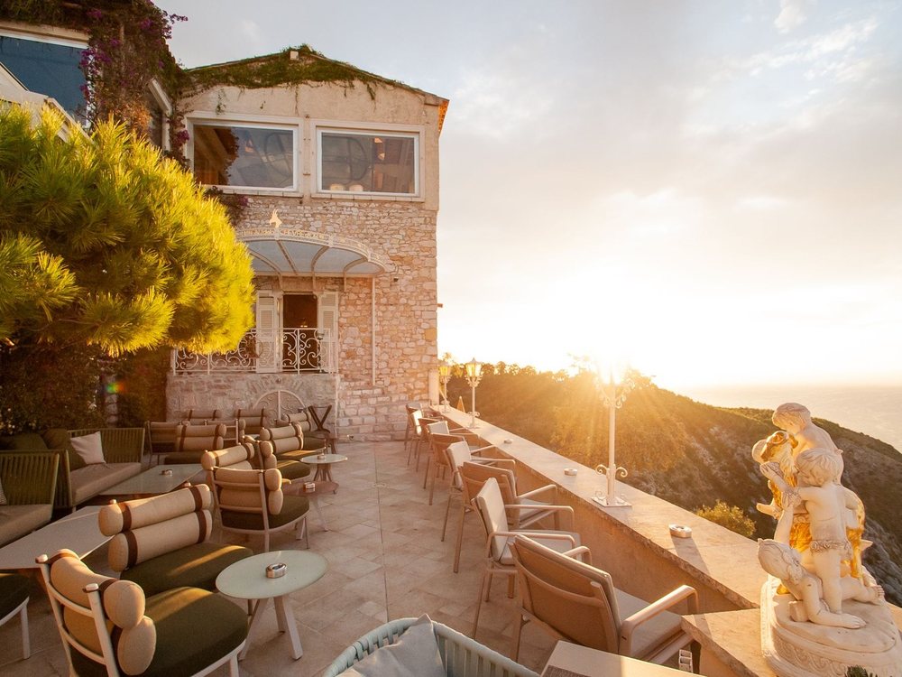 La terrasse du Château de la Chèvre d'Or au coucher du soleil, au-dessus de la Méditerranée