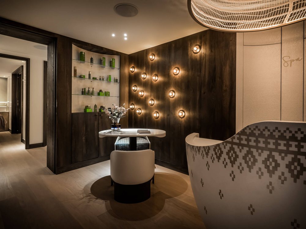 L'espace de repos du spa du Cœur de Megève, boiseries sombres et lumières douces