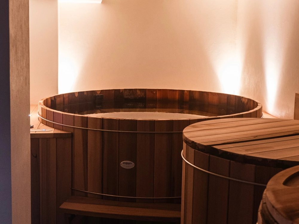 Les bains de bois de l'espace bien-être de l'Hôtel Saint-Georges, dédié à la thérapie par contraste