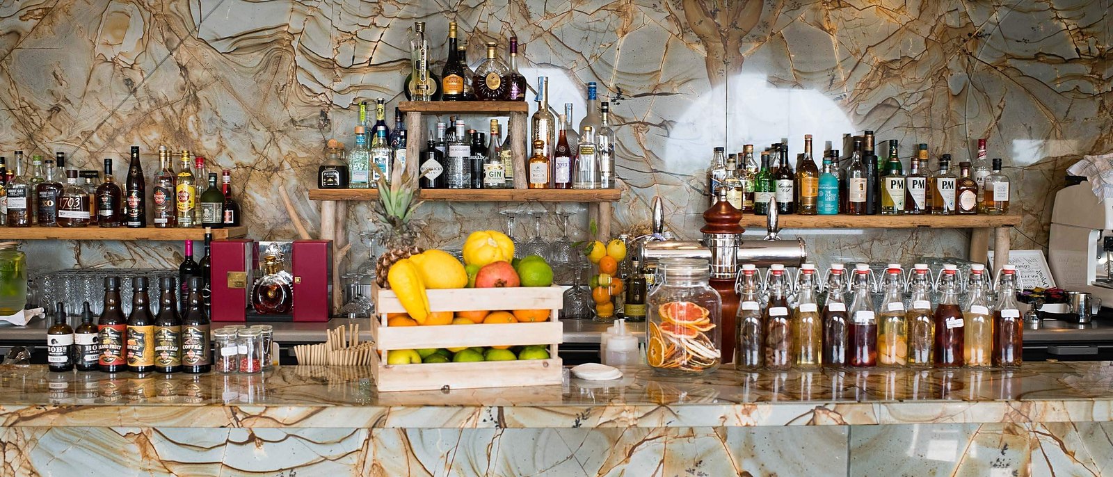 Le bar du Domaine de Misíncu et son mur d'onyx rétroéclairé
