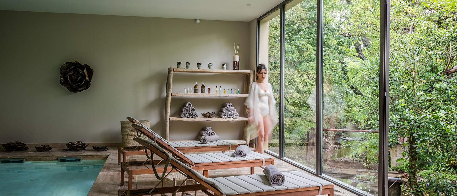 La piscine intérieure du spa du Domaine de Misíncu, ouverte sur la végétation par une paroi vitrée
