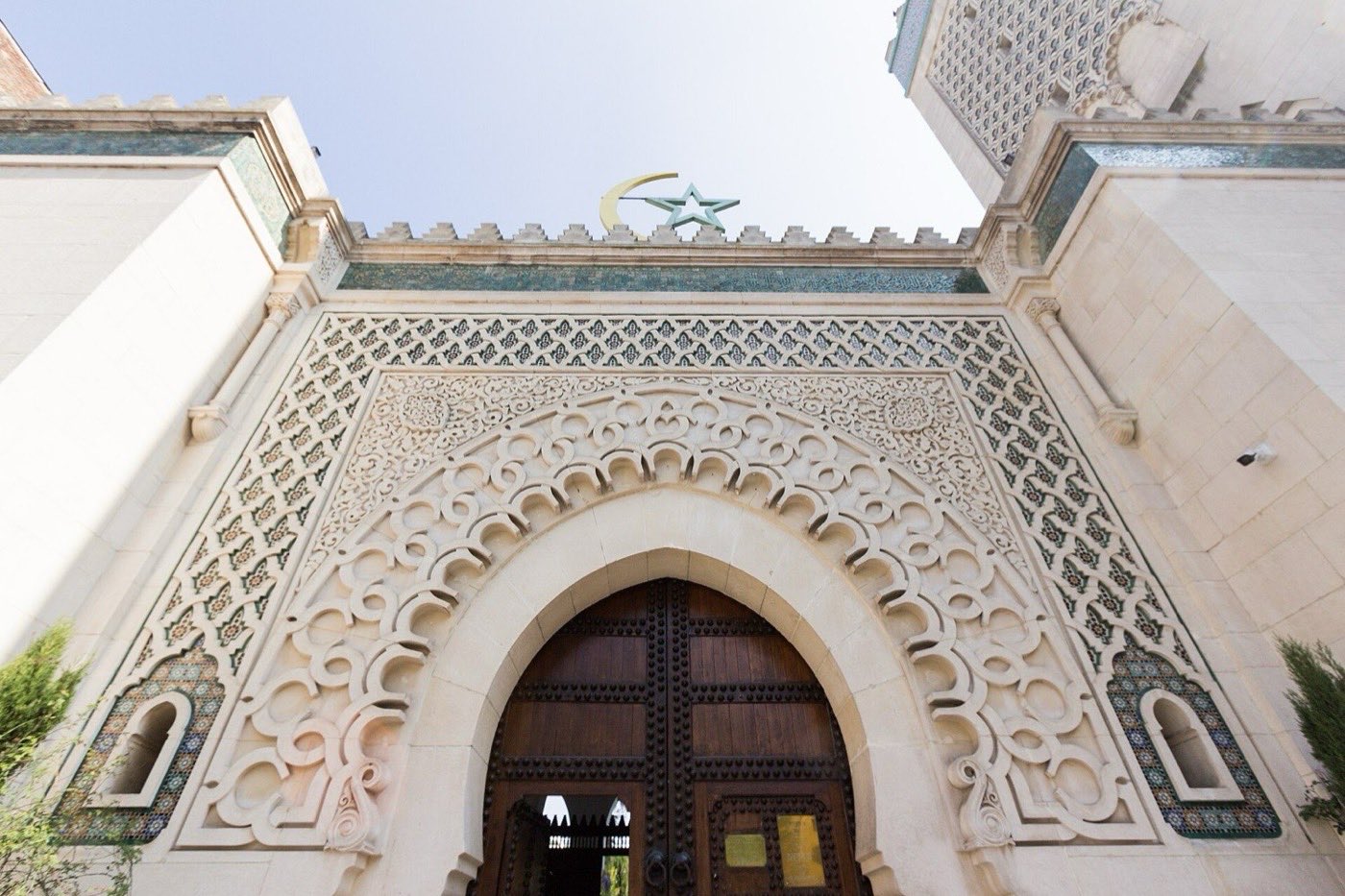 Porte sculptée et arc en fer à cheval de la Grande Mosquée de Paris