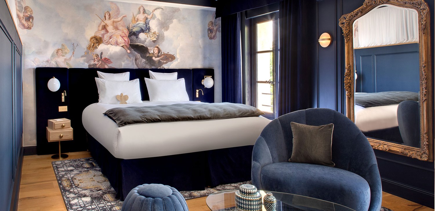 Une chambre de l'Hôtel Richer de Belleval à Montpellier, sous une fresque peinte du XVIIe siècle