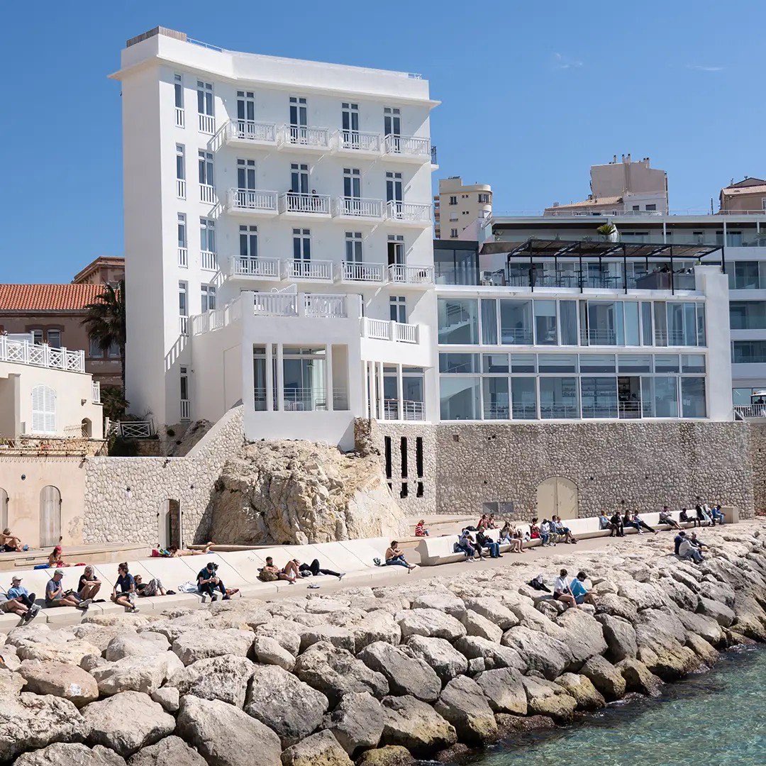 La façade blanche Art déco de l'hôtel Les Bords de Mer, sur la Corniche Kennedy à Marseille