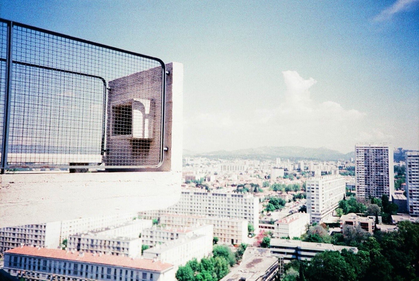Vue sur Marseille depuis la terrasse-toit de la Cité Radieuse de Le Corbusier