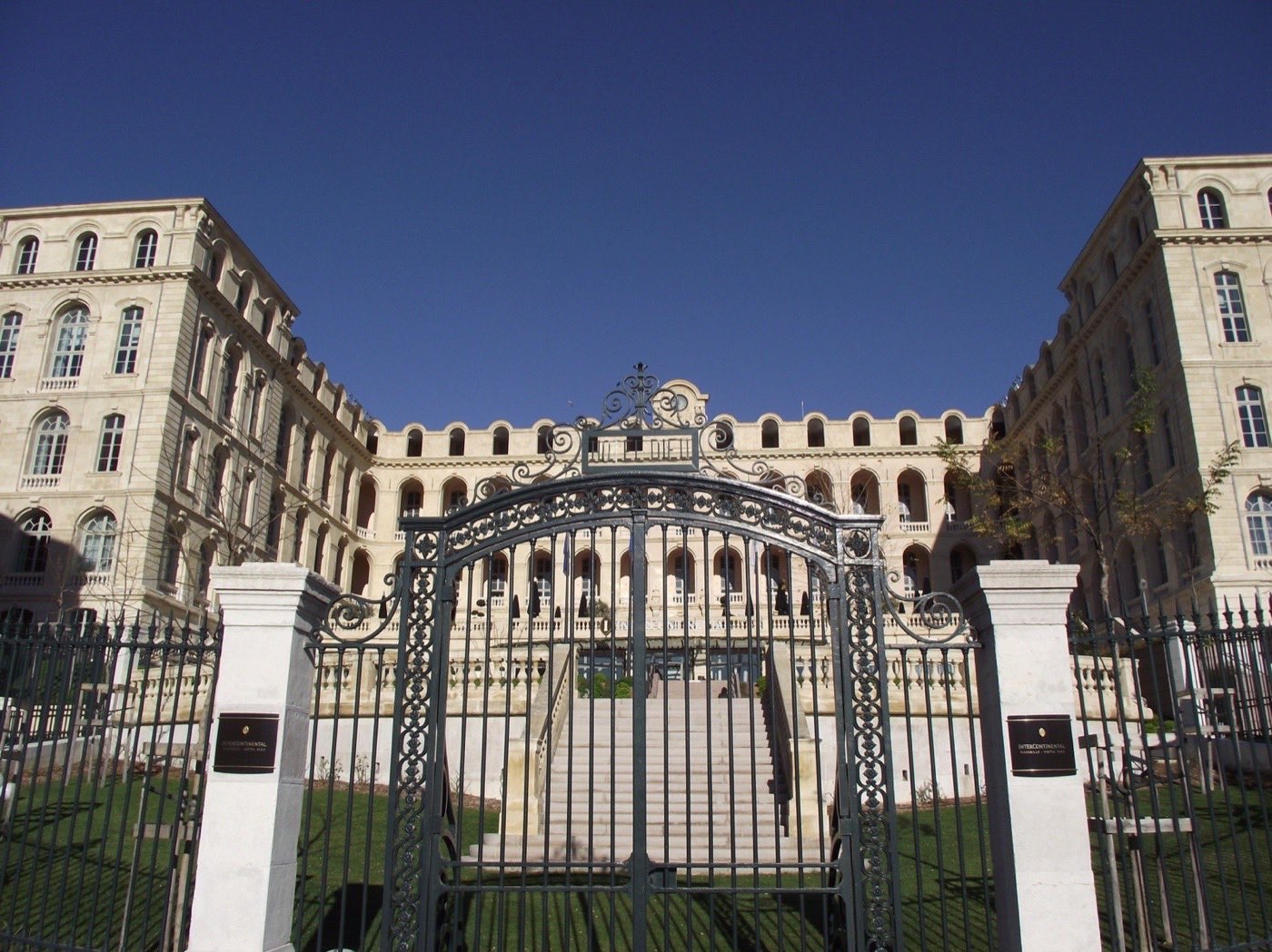 La façade de l'InterContinental Marseille Hôtel Dieu, ancien hôpital du XVIIIe siècle