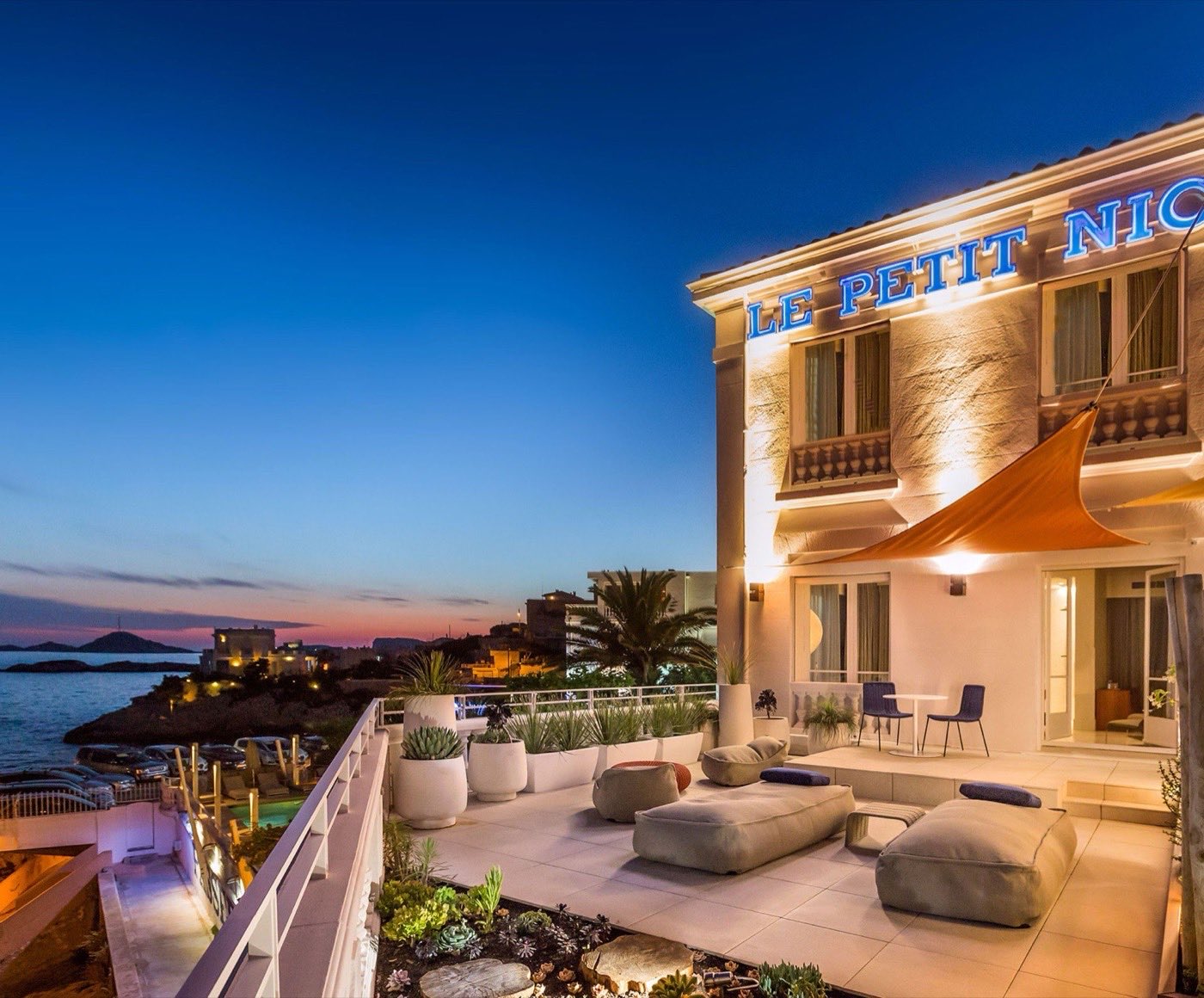La terrasse et la façade du Petit Nice Passédat au crépuscule, sur l'Anse de Maldormé à Marseille