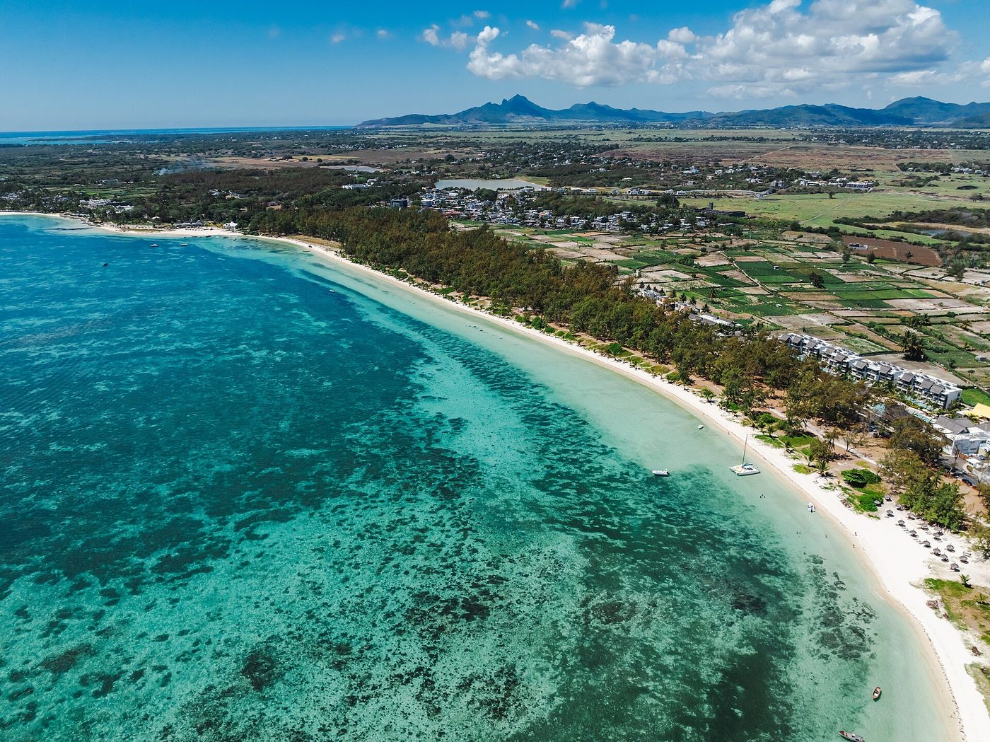 La plage de Belle Mare et son lagon turquoise vus du ciel, sur la côte est de l'île Maurice