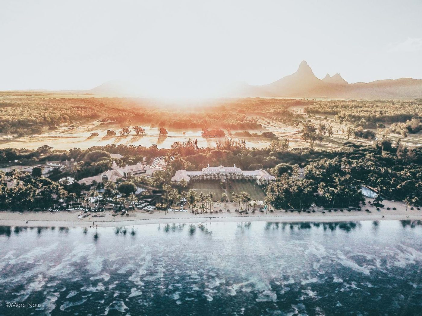 Vue aérienne de Sugar Beach à Flic-en-Flac au coucher du soleil, avec les montagnes en arrière-plan
