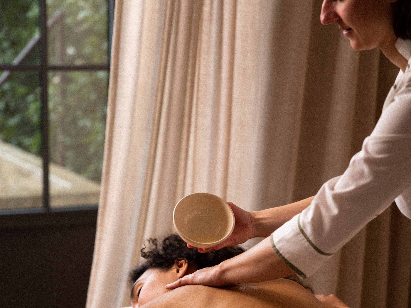 Un soin au spa de Monteverdi Tuscany, dans une cabine ouverte sur la végétation