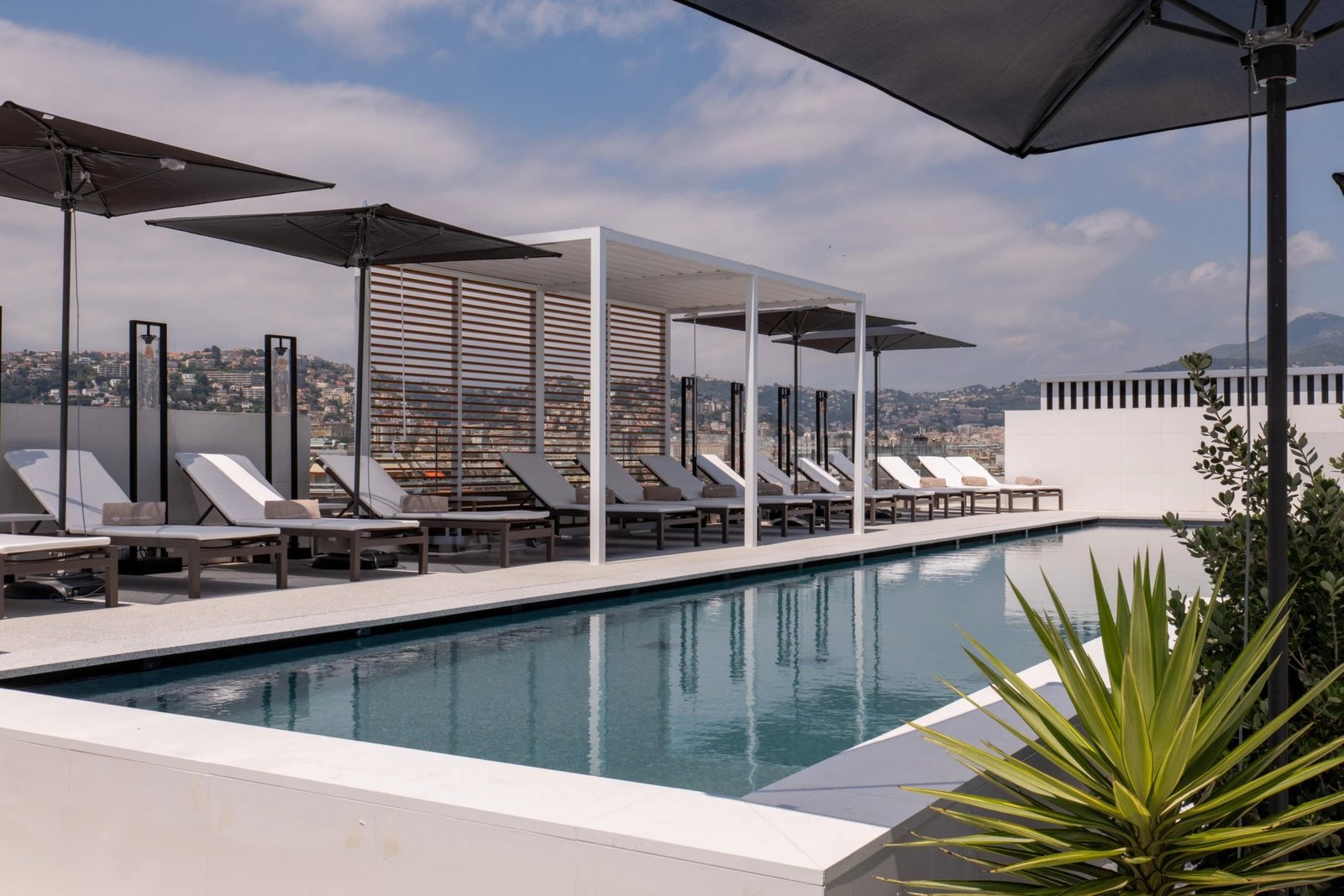 La piscine en marbre du spa ORIA, Maison Albar Le Victoria à Nice