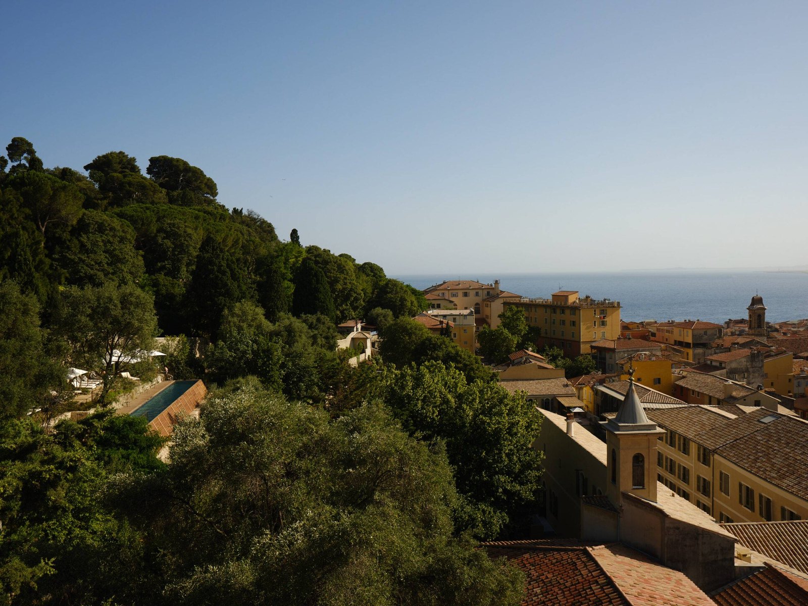 Les arcades et le jardin de l'Hôtel du Couvent à Nice