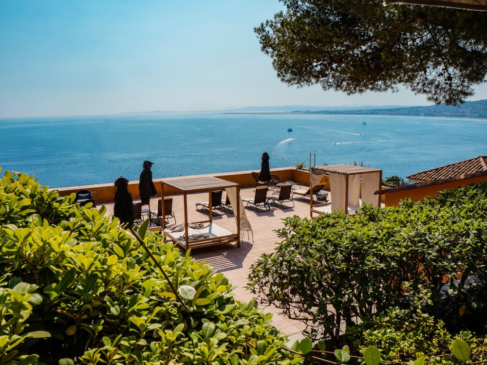 La terrasse de La Pérouse sur la colline du Château, face à la Baie des Anges