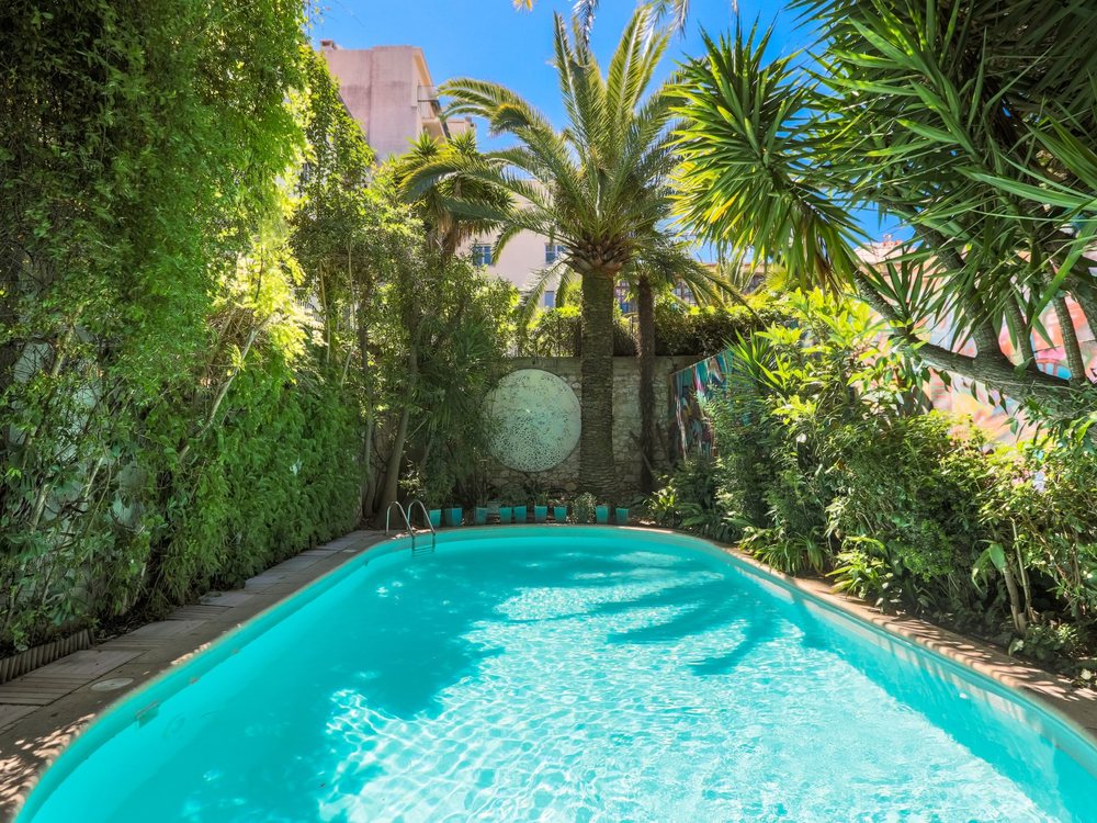 La piscine du Windsor à Nice, au milieu du jardin tropical et des palmiers