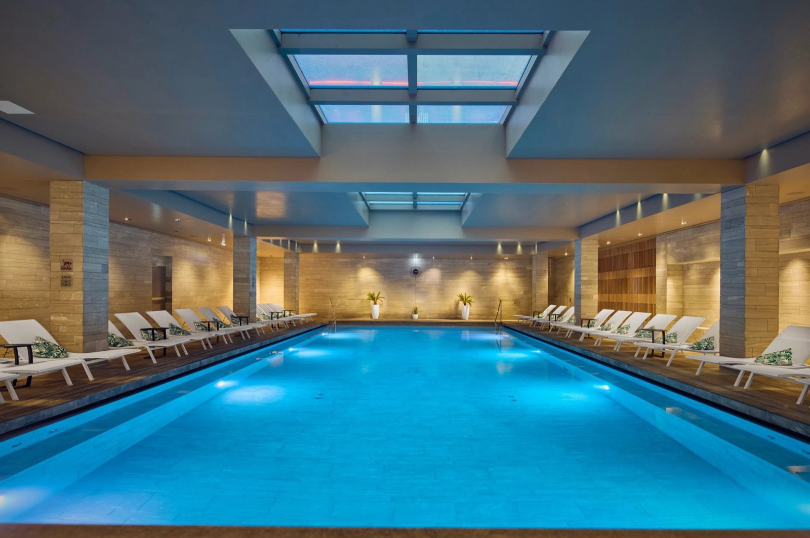 Le bassin intérieur du spa Drap d'Or, à l'Hôtel de Bourgtheroulde à Rouen