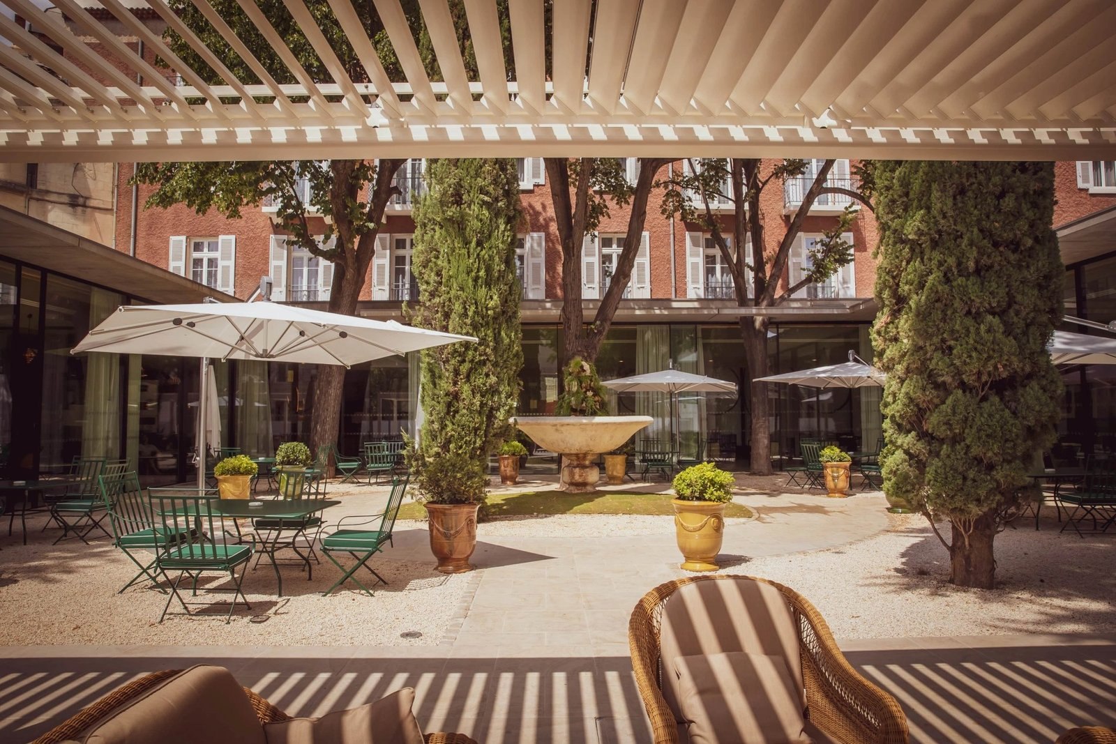 Le jardin intérieur du Maison Albar Hotels L'Imperator à Nîmes, pergola et vases d'Anduze