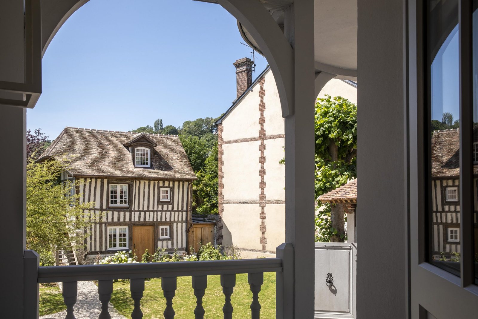 Une des maisons à colombages du Saint-Delis vue depuis la loggia de la maison de maître, à Honfleur