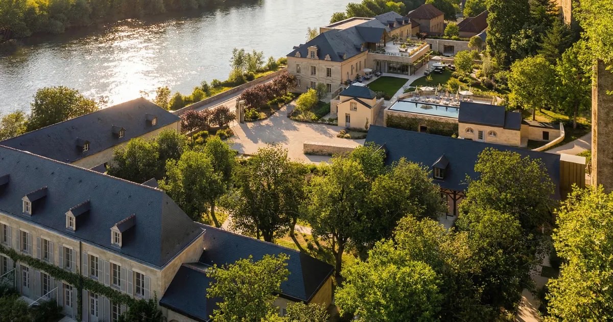 Vue aérienne du Relais d'Amboise au bord de la Loire, avec sa piscine et ses jardins
