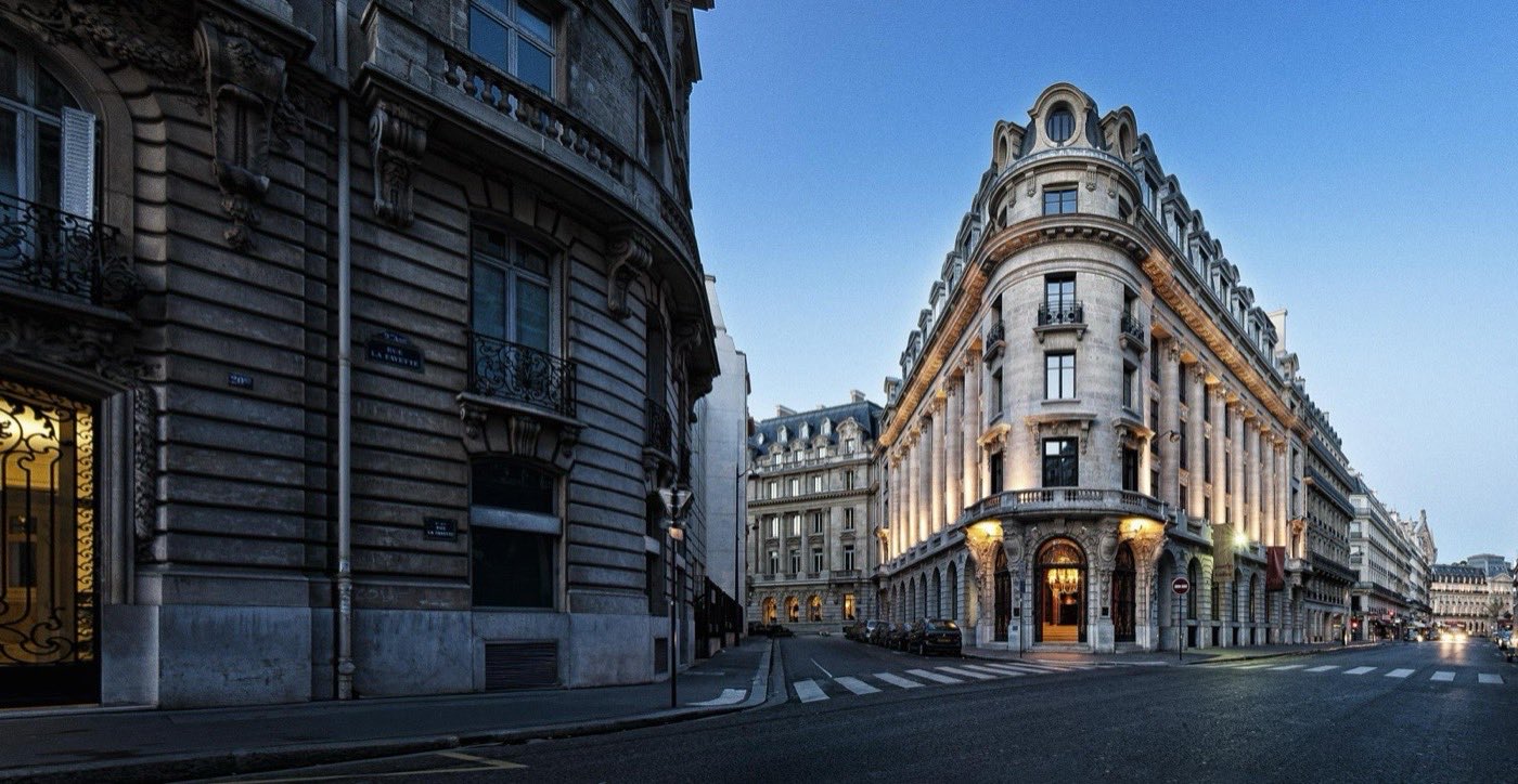 La façade Belle Époque du Banke Opéra, à l'angle de la rue La Fayette à Paris