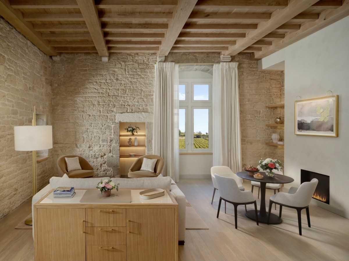 Suite du Château La Commaraine à Pommard, murs de pierre apparente et fenêtre ouvrant sur les vignes
