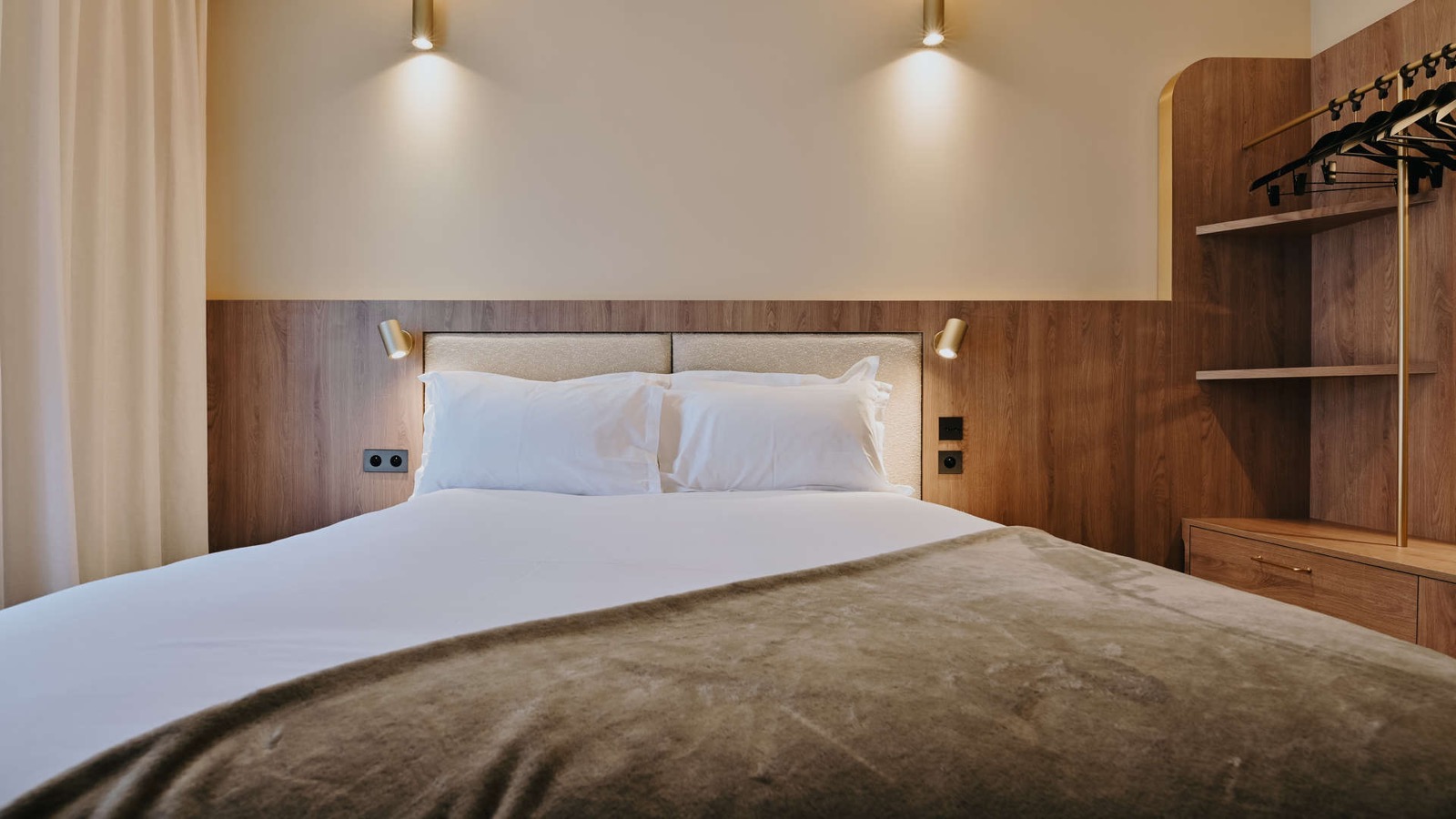 Chambre de l'Hôtel Keystone à Lyon Confluence, boiseries claires et appliques dorées
