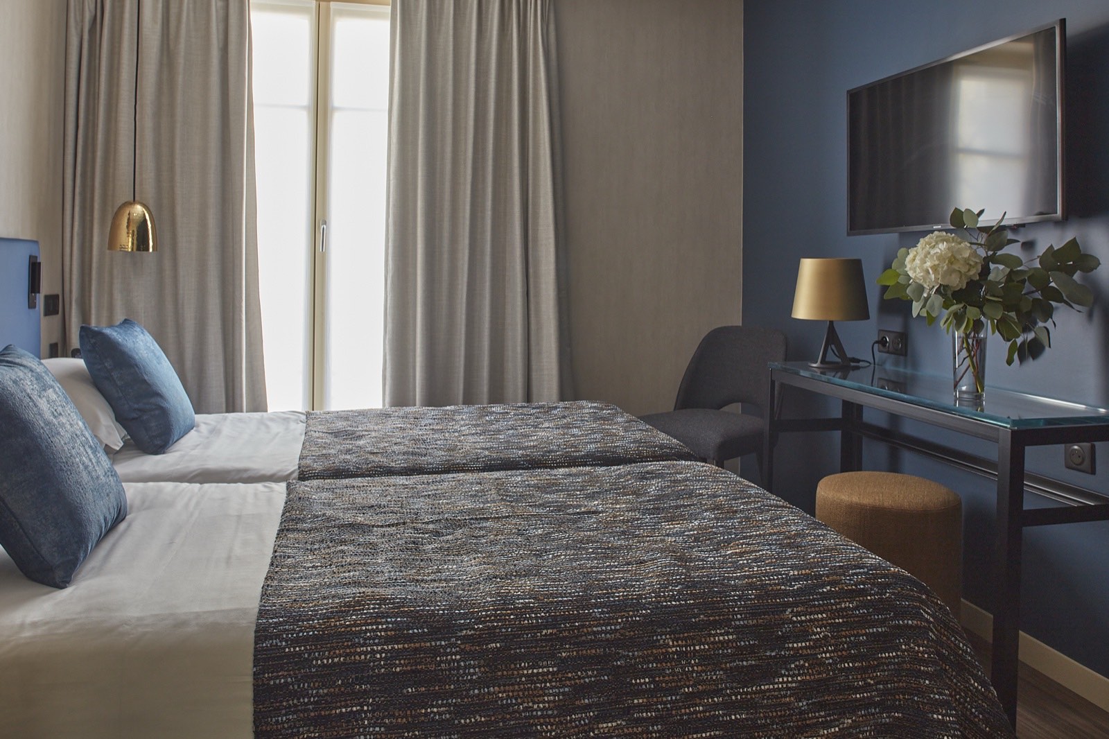 Chambre aux murs bleus de l'Hôtel Atmosphères, rue des Écoles dans le Quartier Latin