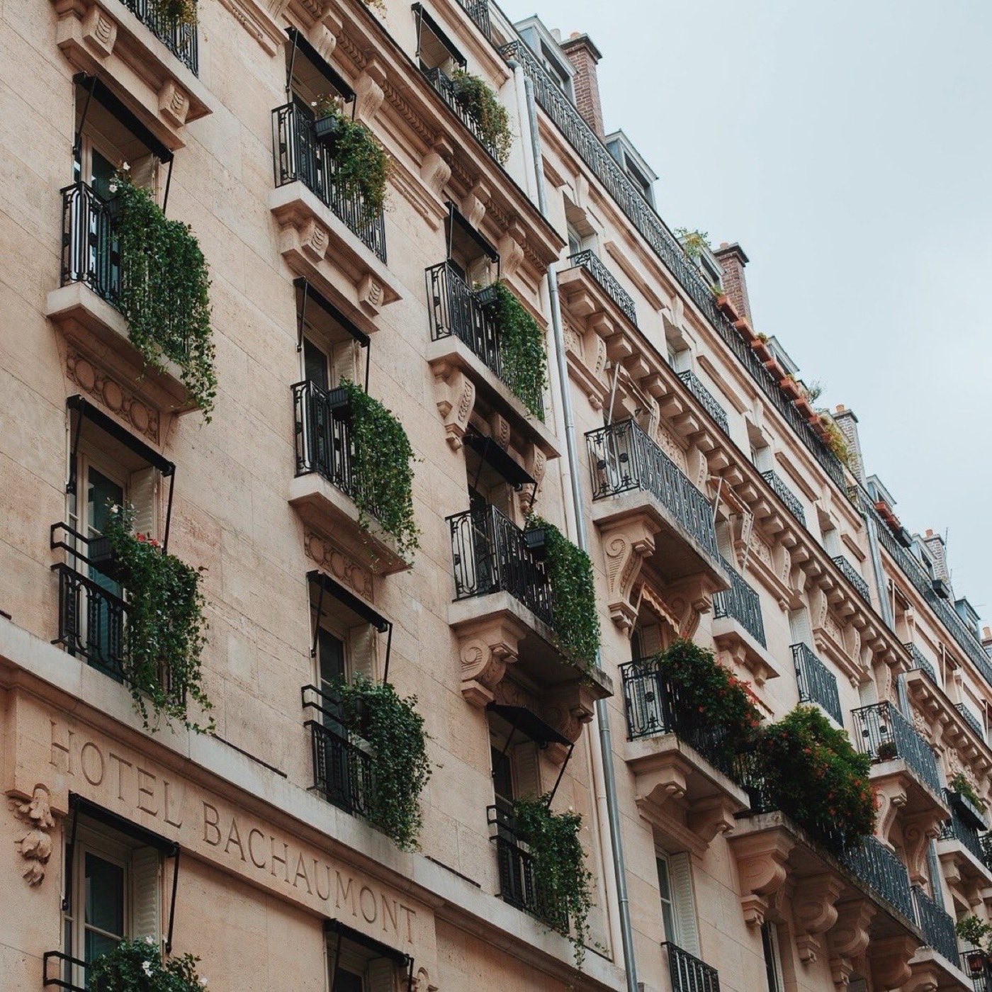 La façade haussmannienne de l'Hôtel Bachaumont, rue Bachaumont à Paris